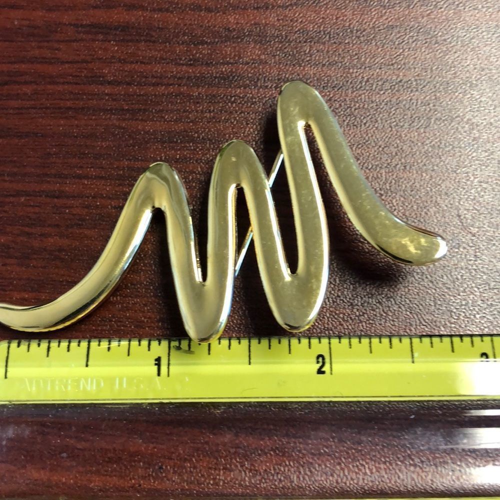 Stunning gold tone brooch